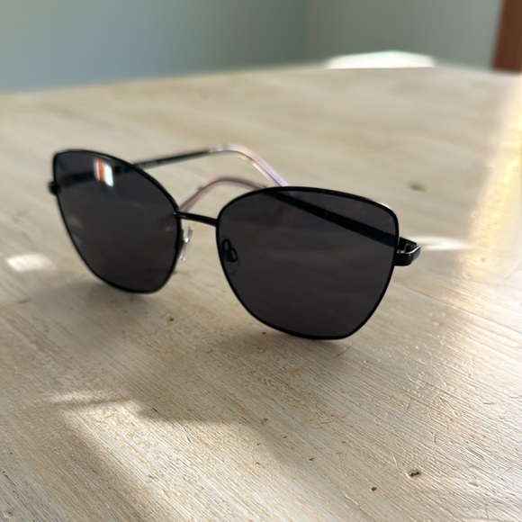 Kurt Geiger Sunglasses 🕶️ - Picture 2 of 3